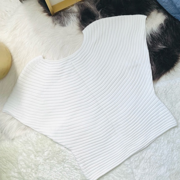 Uniqlo Tops - UNIQLO women’s 3D knitted top